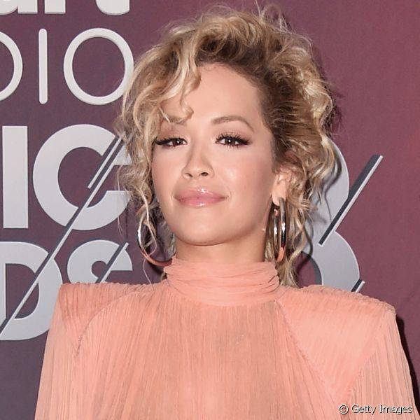 Rita Ora usou um look mais monocrom?tico em tons de p?ssego na roupa e na sombra para o evento (Foto: Getty Images)